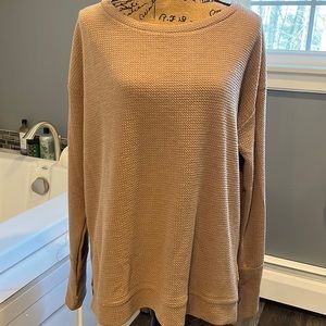 BiBi textured material top. XL. Taupe. Thumbholes/side slits.